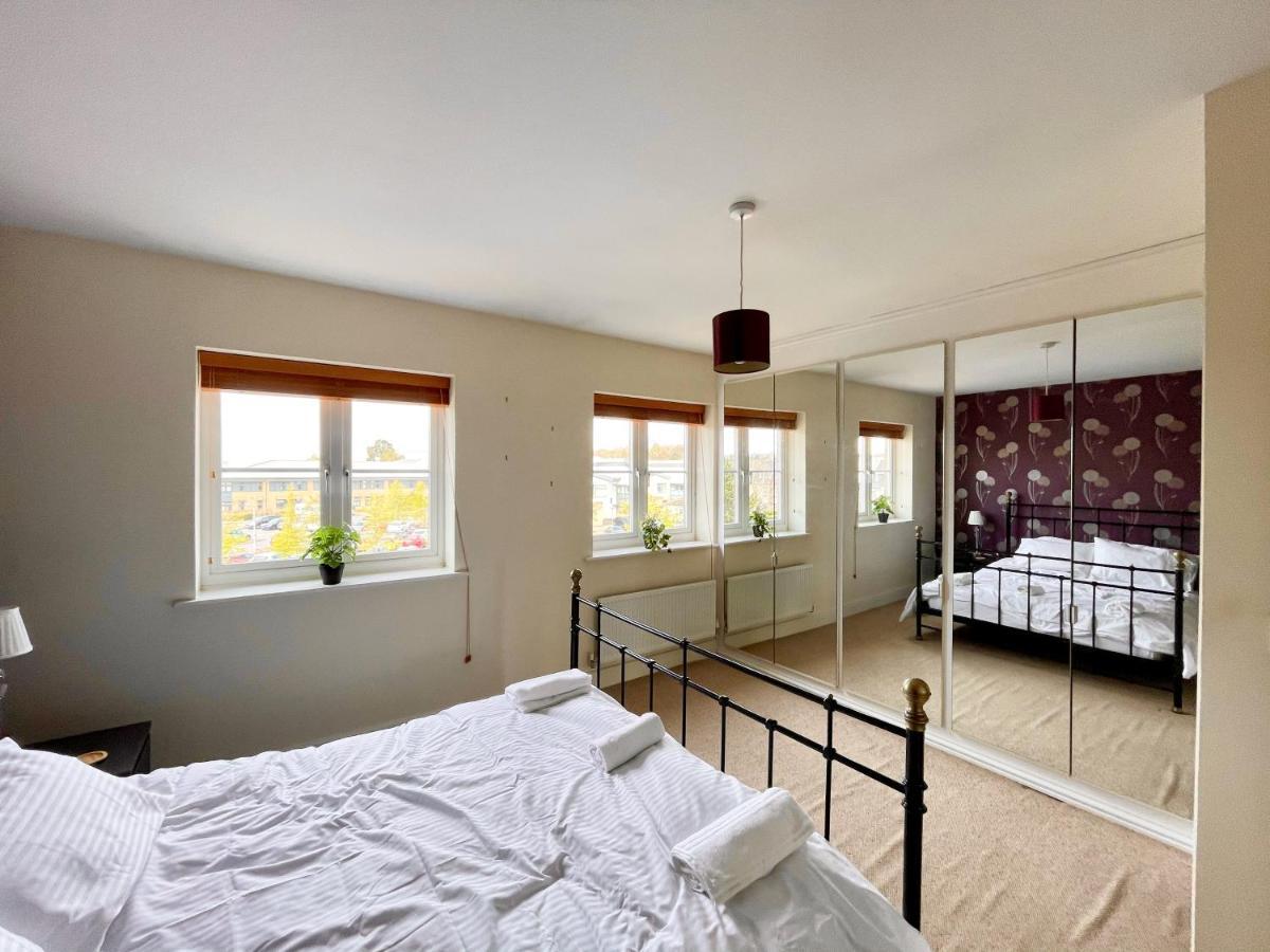 Manor House - Cosy Guesthouse Beside Farnham Hospital Buitenkant foto